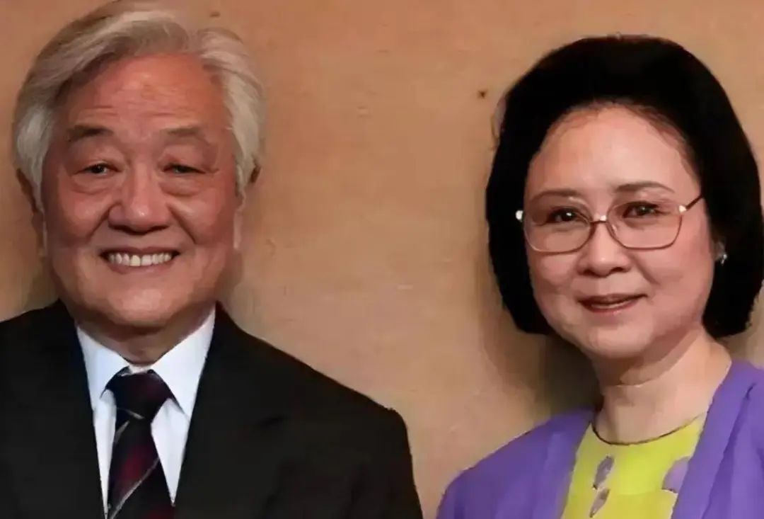 离谱！琼瑶葬礼继子女没露面，皇冠冬至发团圆照，难怪遗产给亲儿子插图1