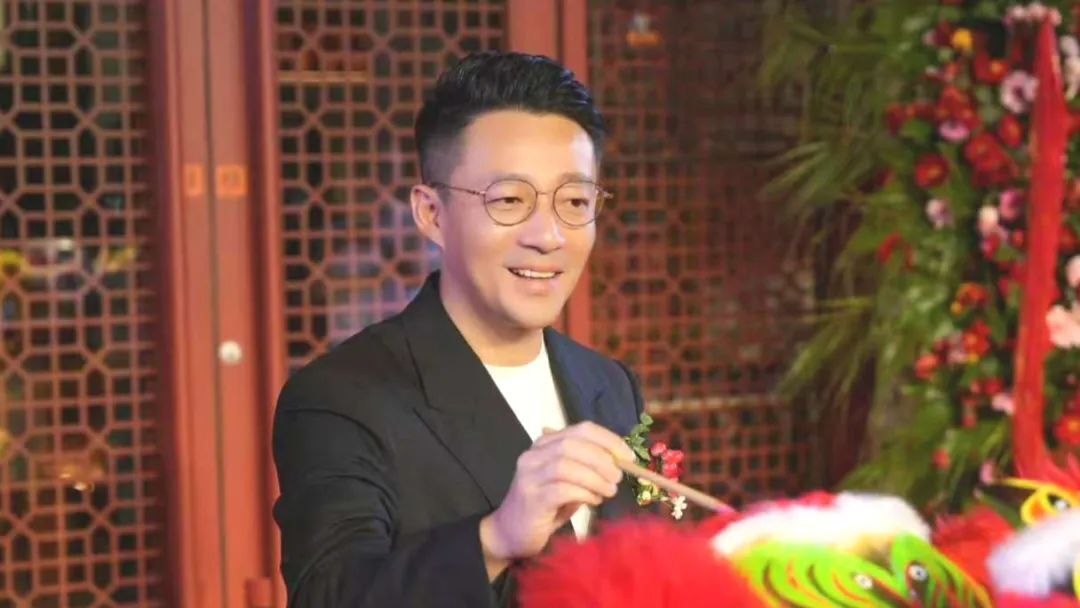 麻六记四周年庆典，汪小菲跳起舞来，马筱梅说话真贴心，二婚更甜蜜插图2