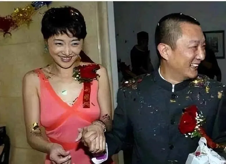 宋佳王伟领证了！出道以来的恋情故事超精彩，敢爱敢恨还卷入名导传闻插图1