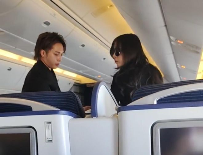 网友飞机上碰见46岁滨崎步和男友！25岁男友超帅，大家评论都羡慕坏了插图2