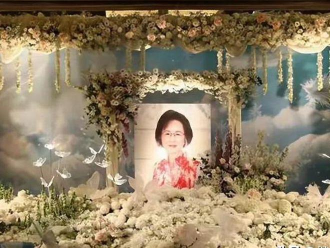 琼瑶花葬这天，皇冠三子直接不装了，何琇琼担心的事还是发生了插图