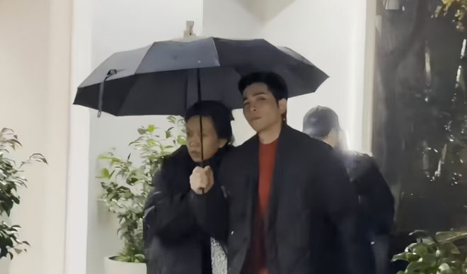 萧敬腾夫妇杭州现身！林有慧依偎雨神肩头像小女人，一个细节露出真实感情插图