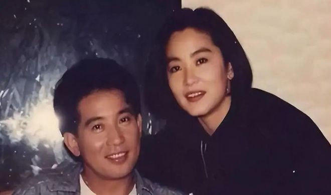 无意间发现1980年林青霞和秦汉的合照，当年爱得多浓烈，现在一切都变了样插图1