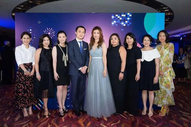 金融美女嫁入百亿豪门，为啥拍照总是站C位，连郭晶晶都来参加她的聚会撑场子插图2