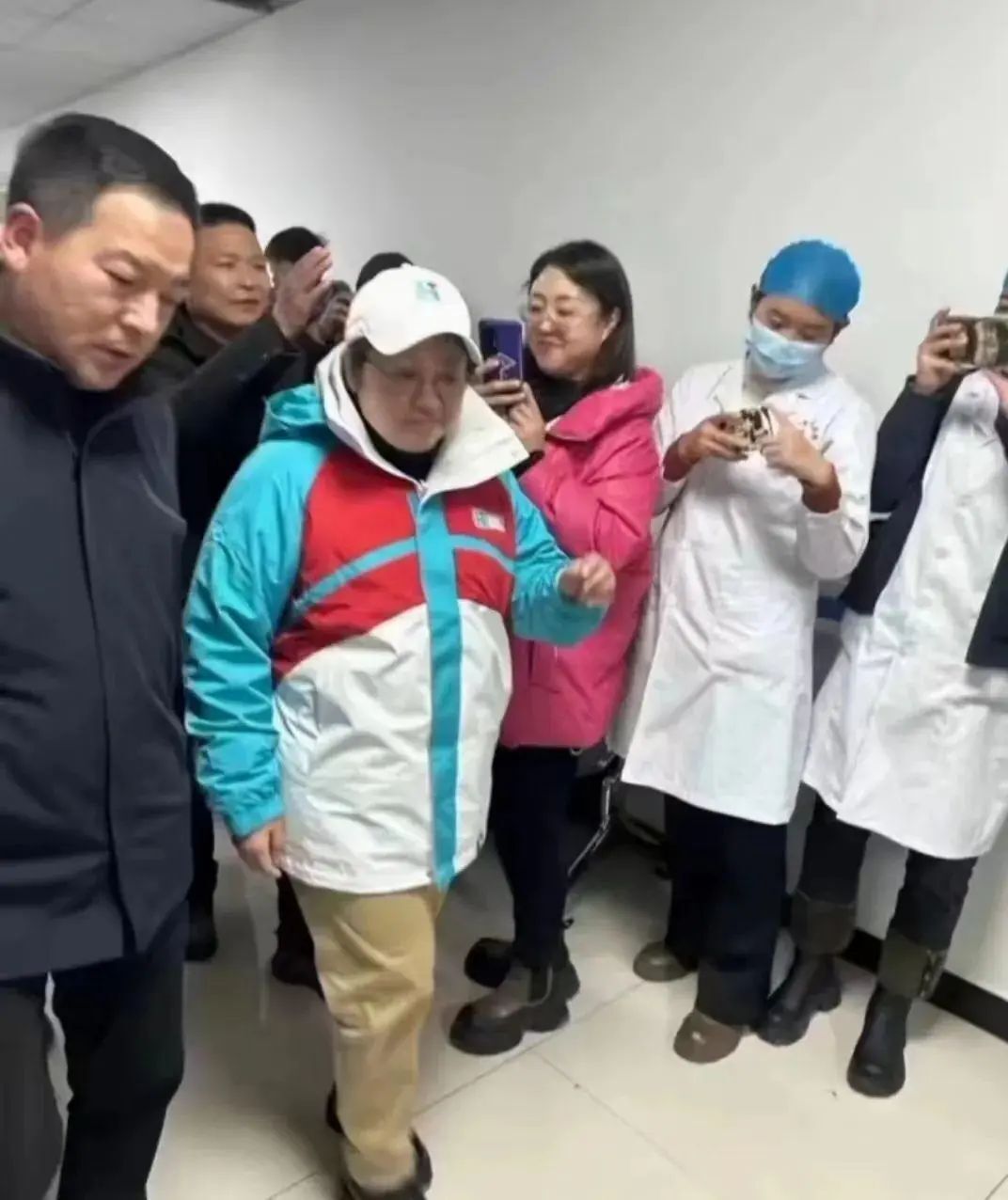 韩红53岁瘦了40斤最新照曝光，做慈善倾家荡产，依然单身无孩插图2