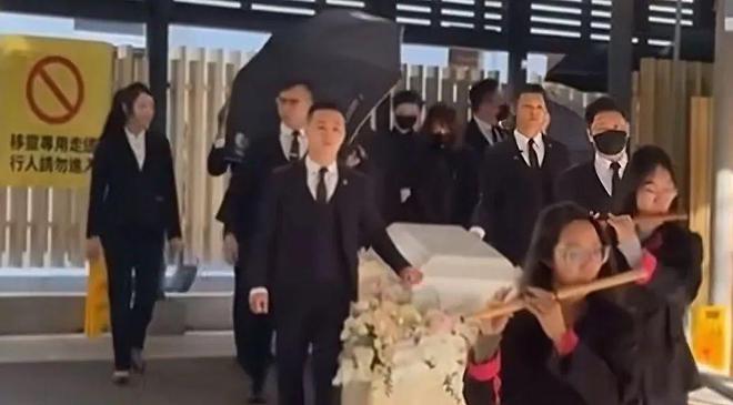 琼瑶家人新年照笑容满满，是不是已经走出伤痛了？插图1