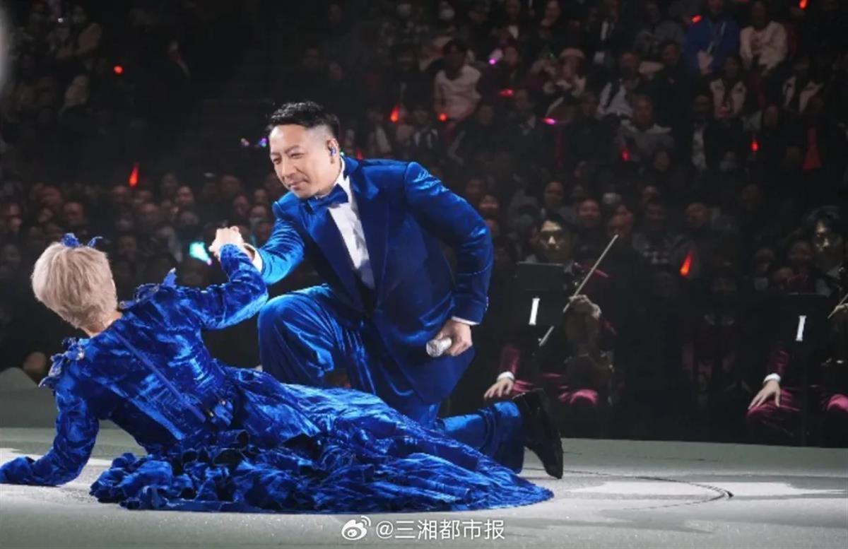 59岁陈慧娴演唱会上出意外，她幽默回应插图1