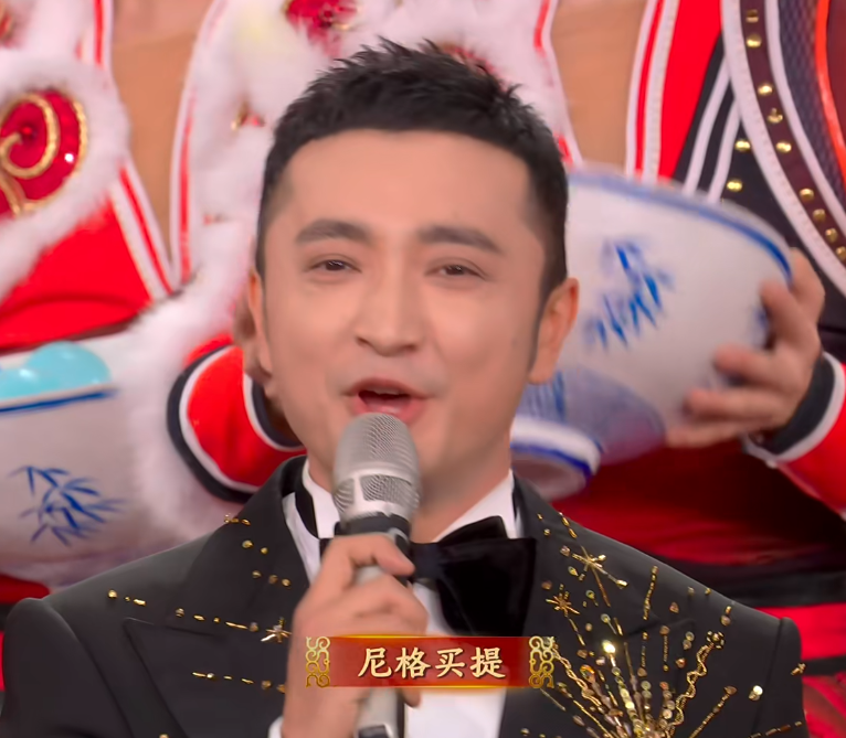 元宵晚会主持人妆容又火了！撒贝宁眉毛还没搞定，马凡舒眼妆晕了插图2