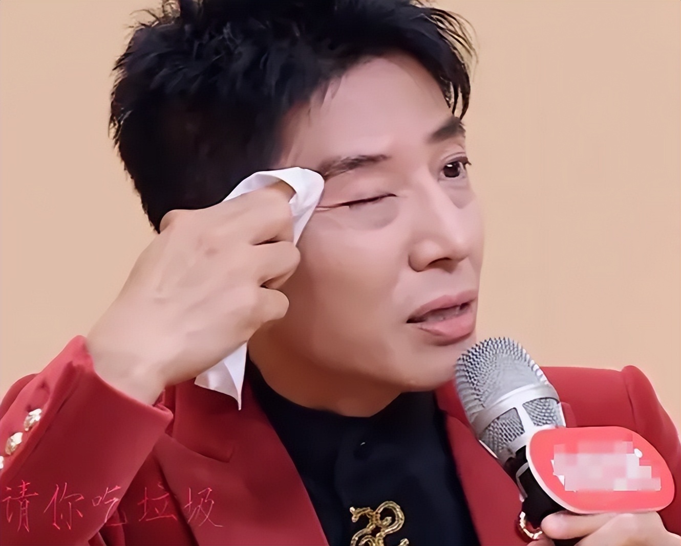 元宵晚会真热闹！何炅找回状态，哪吒上台没洗手，湖南台假唱露馅了插图