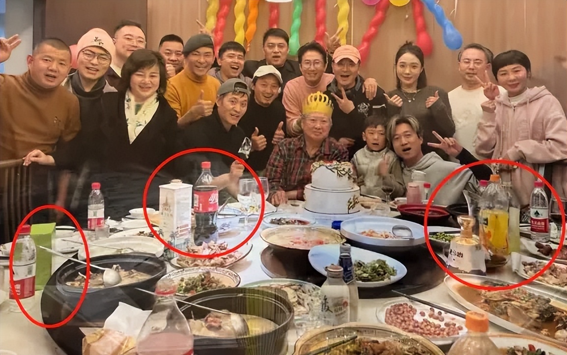 洪金宝坐轮椅去看电影，穿布鞋戴草帽超接地气，生病后吃素还特节俭插图