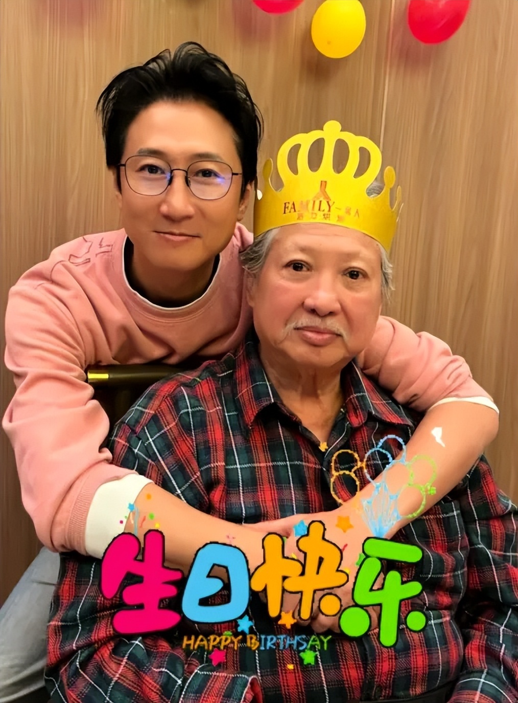 洪金宝坐轮椅去看电影，穿布鞋戴草帽超接地气，生病后吃素还特节俭插图1