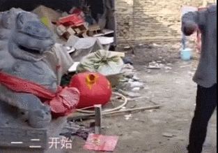 大衣哥不舍得搬离老家居？网友质疑：搬了家哪来的人气啊插图1