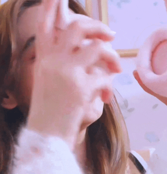 杨颖新大片下巴有点坑，瘦成皮包骨还硬拗少女感，看起来好累啊插图1