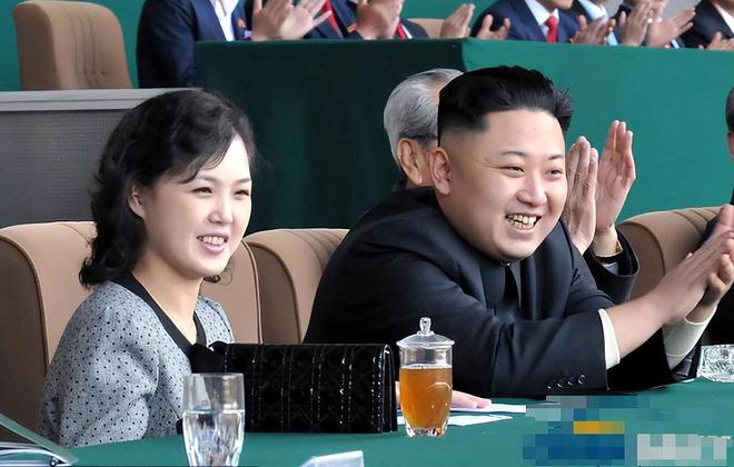 金正恩为啥只爱李雪主？他爸有4个老婆，他爷爷有3个，他就守着一个过日子插图