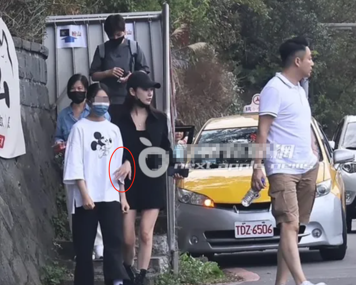 汪小菲带女儿爬山求平安，马筱梅对小玥儿超贴心，大S这下可以安心了插图2