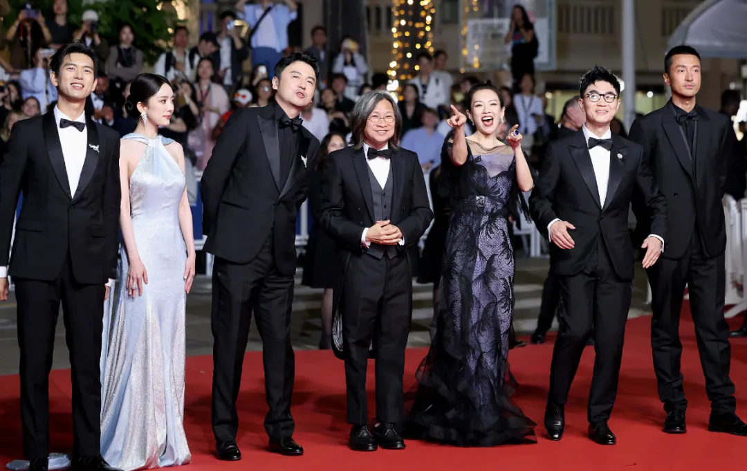 赵丽颖和杨幂新片同一天上映，一个挑大梁一个跑龙套，差距真不小啊插图2