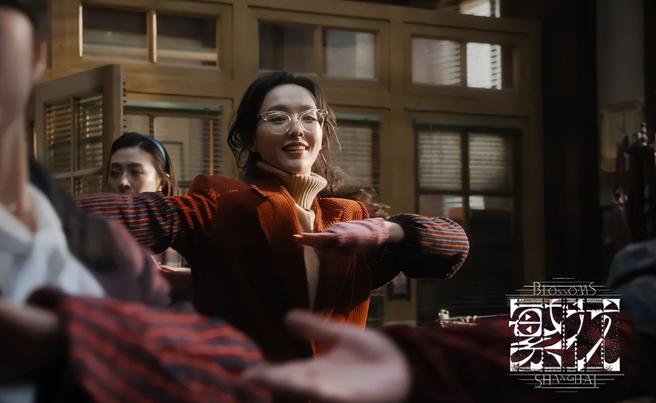 唐嫣和钟楚曦站一块，才发现骨相差这么多，一个头大脸平，一个亮眼迷人插图2