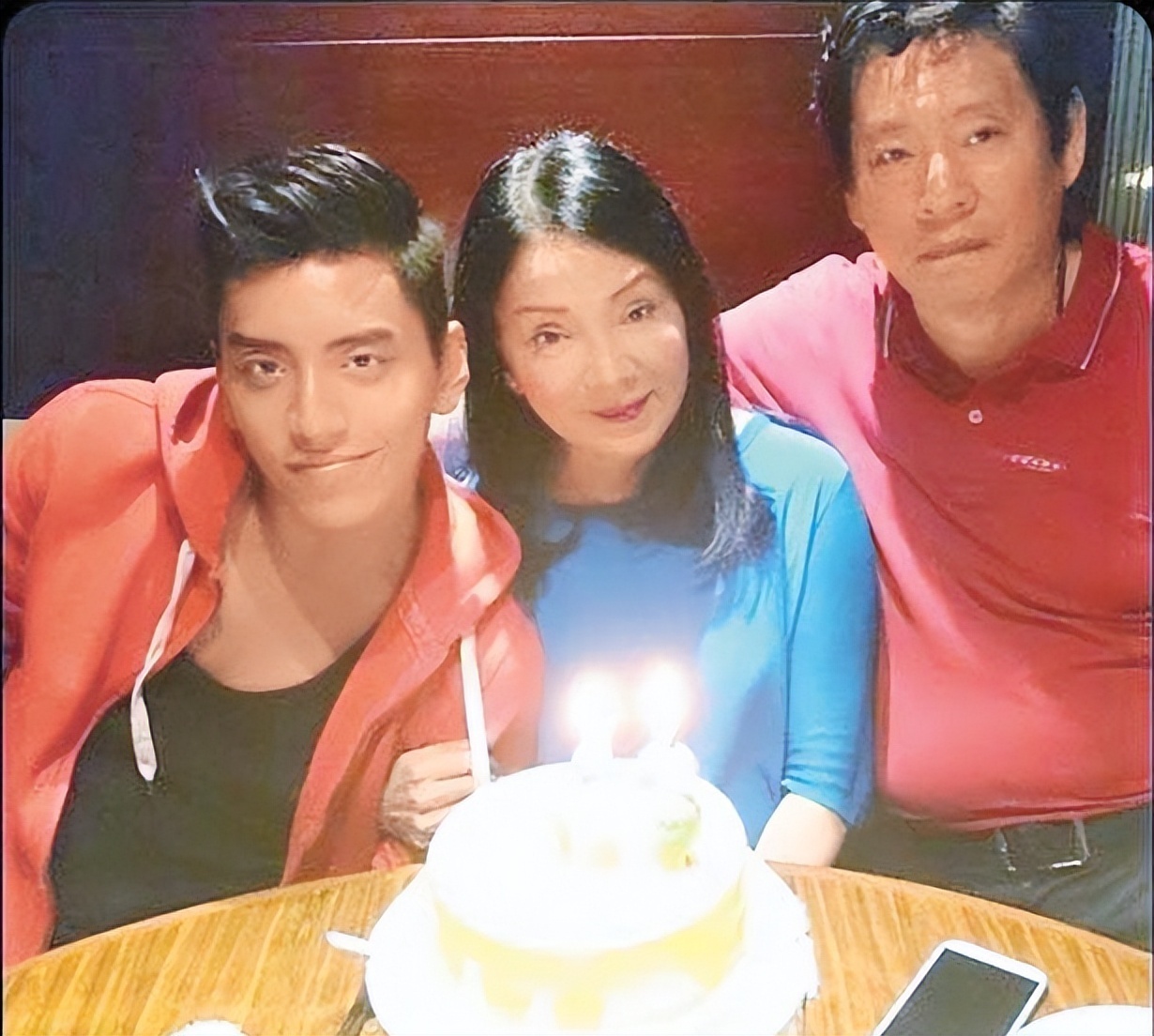 王大陆不会开特斯拉车门和司机吵起来了，被抓时一脸懵圈插图2