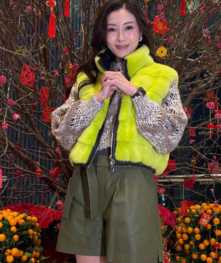 54岁的李嘉欣最新照片流出，脸型变长腰也粗了，网友感叹美人也有岁月痕迹插图