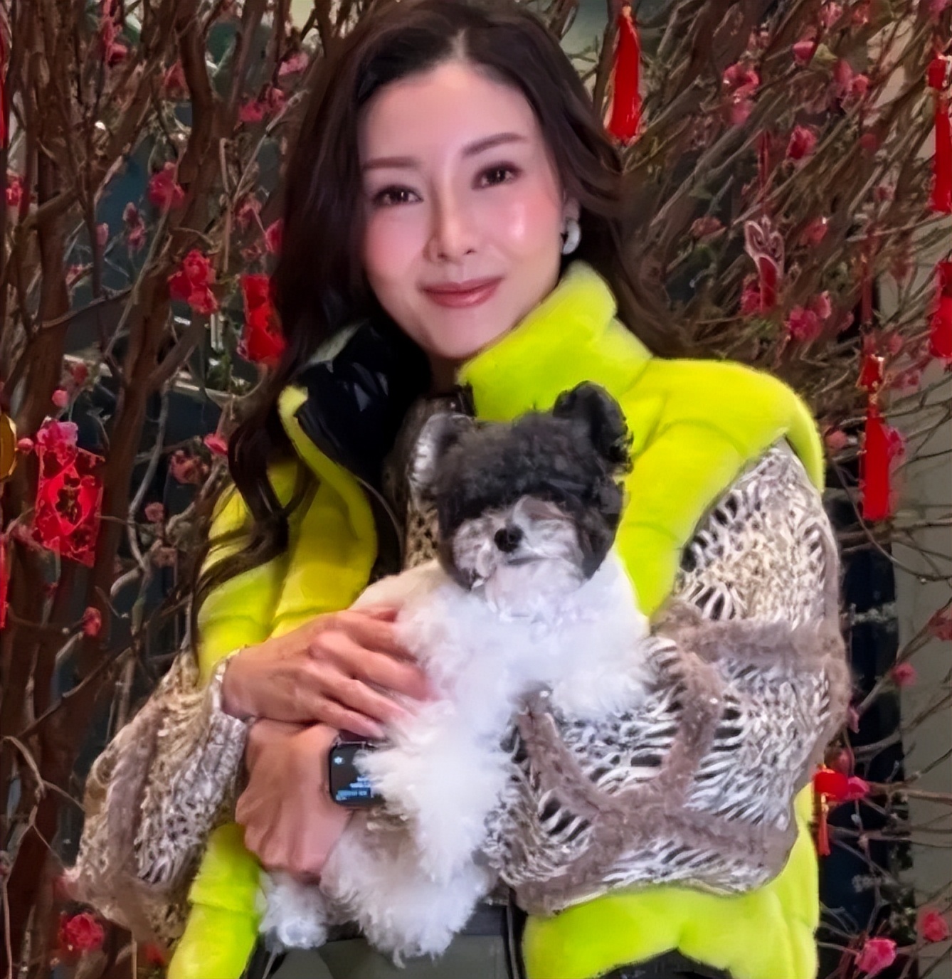 54岁的李嘉欣最新照片流出，脸型变长腰也粗了，网友感叹美人也有岁月痕迹插图1