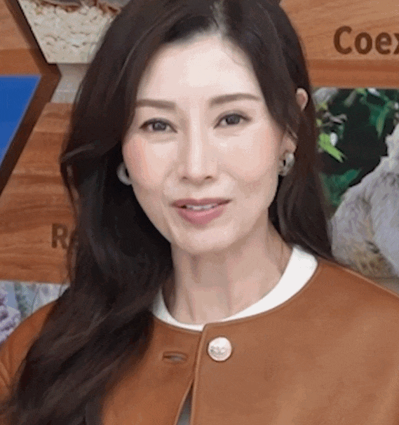 54岁的李嘉欣最新照片流出，脸型变长腰也粗了，网友感叹美人也有岁月痕迹插图2