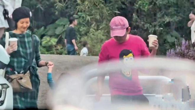 黄子佼判刑后首度现身，一家三口出游，全程没遮掩心情超好插图