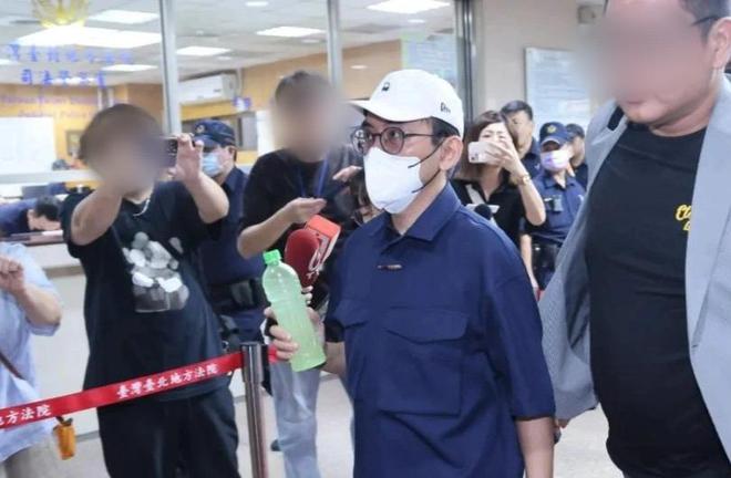 黄子佼判刑后首度现身，一家三口出游，全程没遮掩心情超好插图2