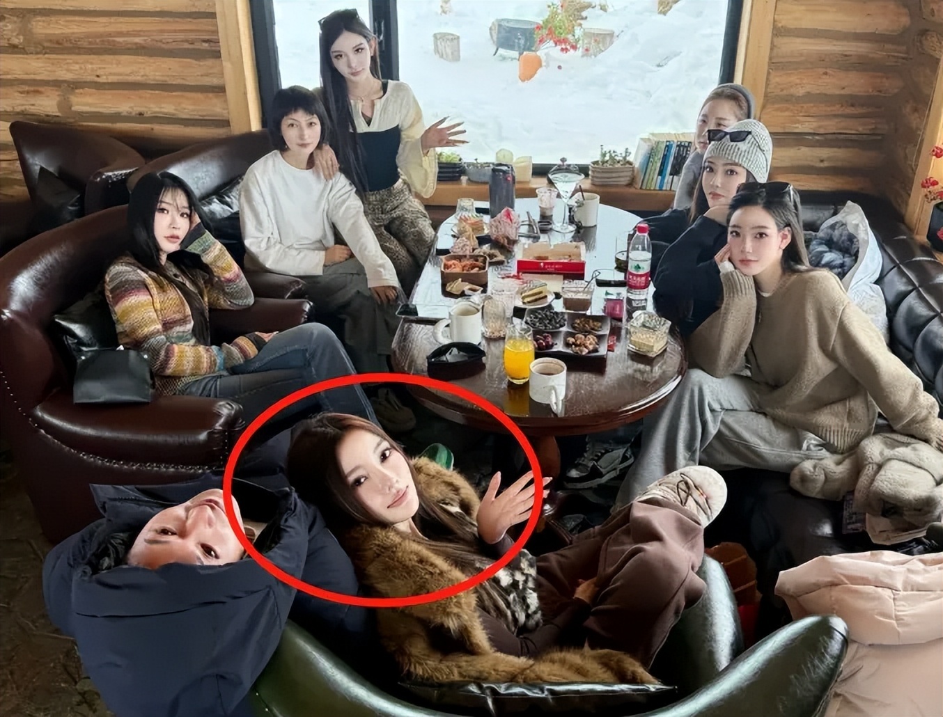 43岁的李小璐去大排档吃宵夜，看着胳膊腿都挺细皮肤也白，但脖子上的皱纹有点显老态插图