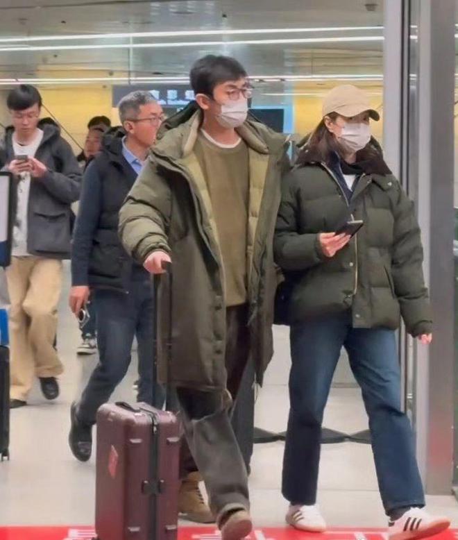 朱亚文和沈佳妮手牵手现身机场，首次合体打破离婚传言插图1