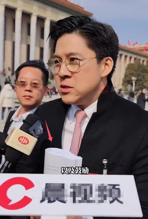 靳东火了，冯远征在端水，霍启刚超认真的两会状态插图
