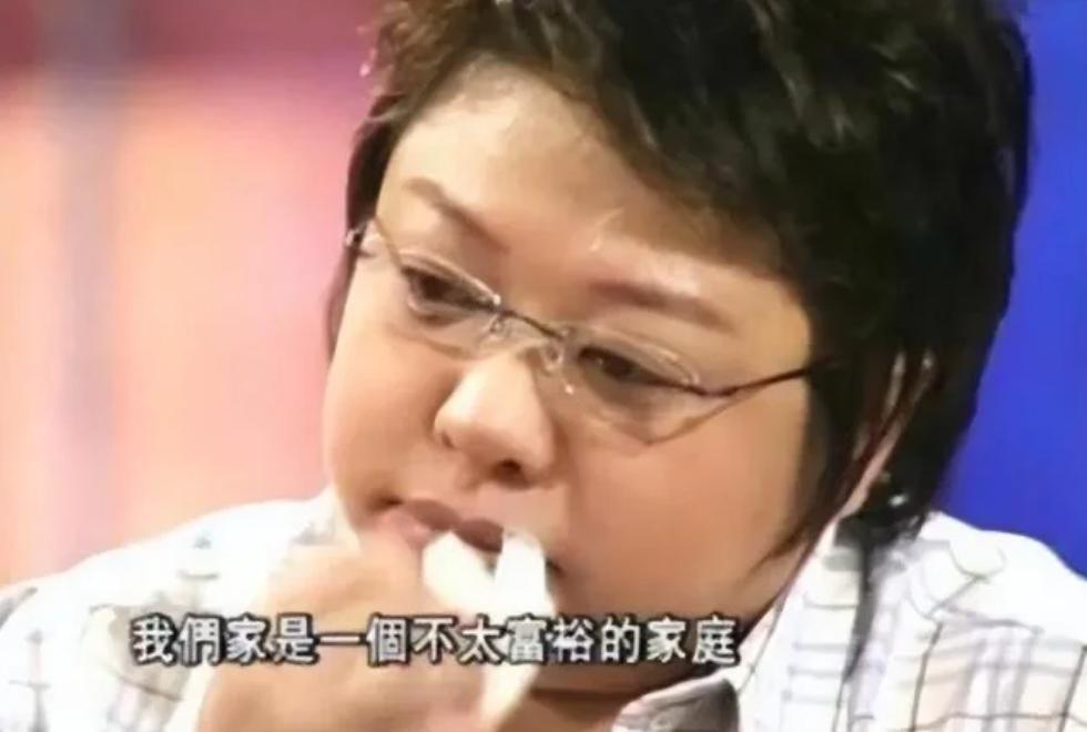 53岁的韩红瘦得让人认不出来了，自己开玩笑说要带防伪标签，做公益的原因竟是这个插图1