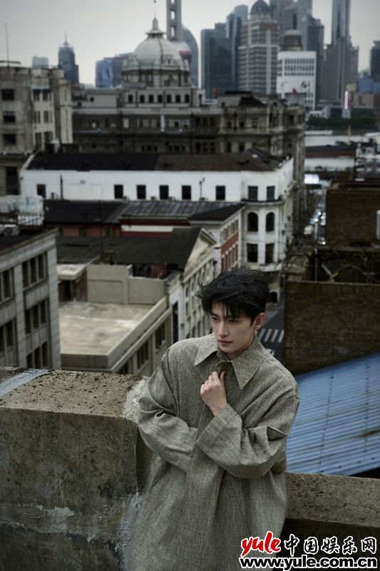 杨洋现身Bottega Veneta 2025夏装秀 安静中讲奢华故事插图
