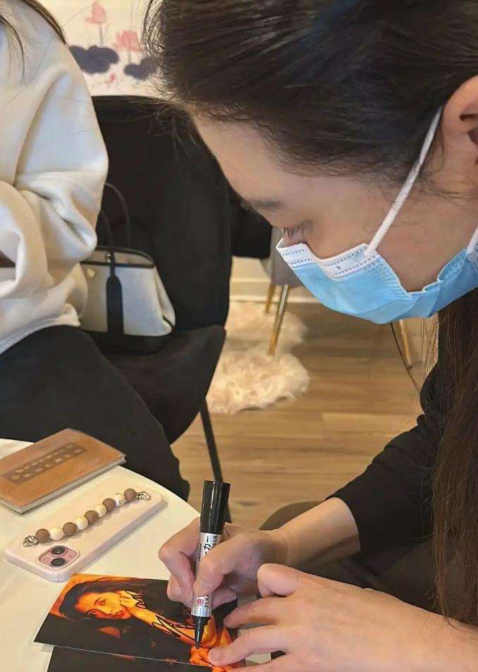 王祖蓝的艾灸馆价格大揭秘，女神亲身上阵做艾灸，一个小细节告诉你她的真实状态插图