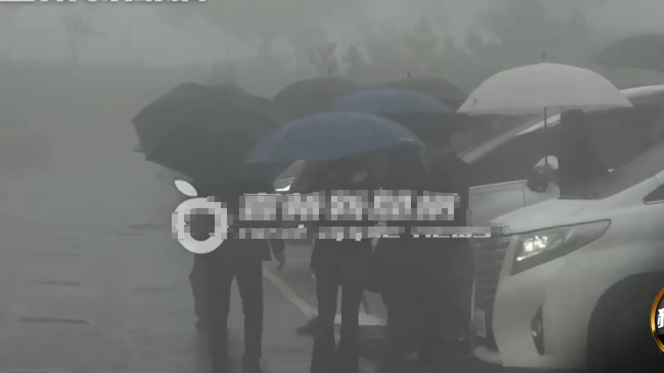 小S终于露面！送别大S哭得不行，被许雅钧和大姑搀扶着离开墓园插图1