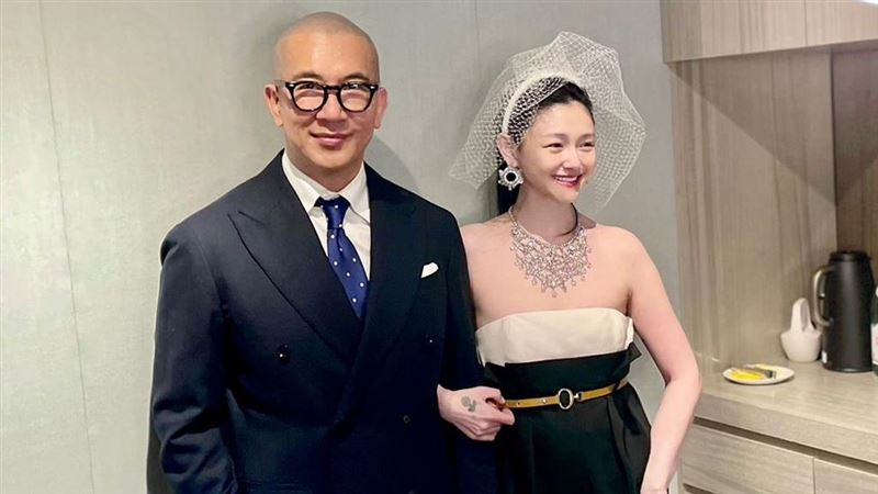 具俊晔吻别大S骨灰盒，朋友爆料他家里还给老婆做饭，跪拜悼念插图