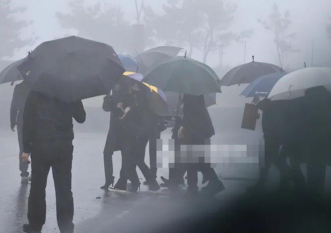大S今天下葬，具俊晔抱着骨灰哭得直打颤，汪小菲没出现也正常插图1