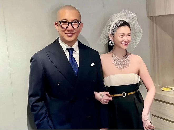 大S今天下葬，具俊晔抱着骨灰哭得直打颤，汪小菲没出现也正常插图2