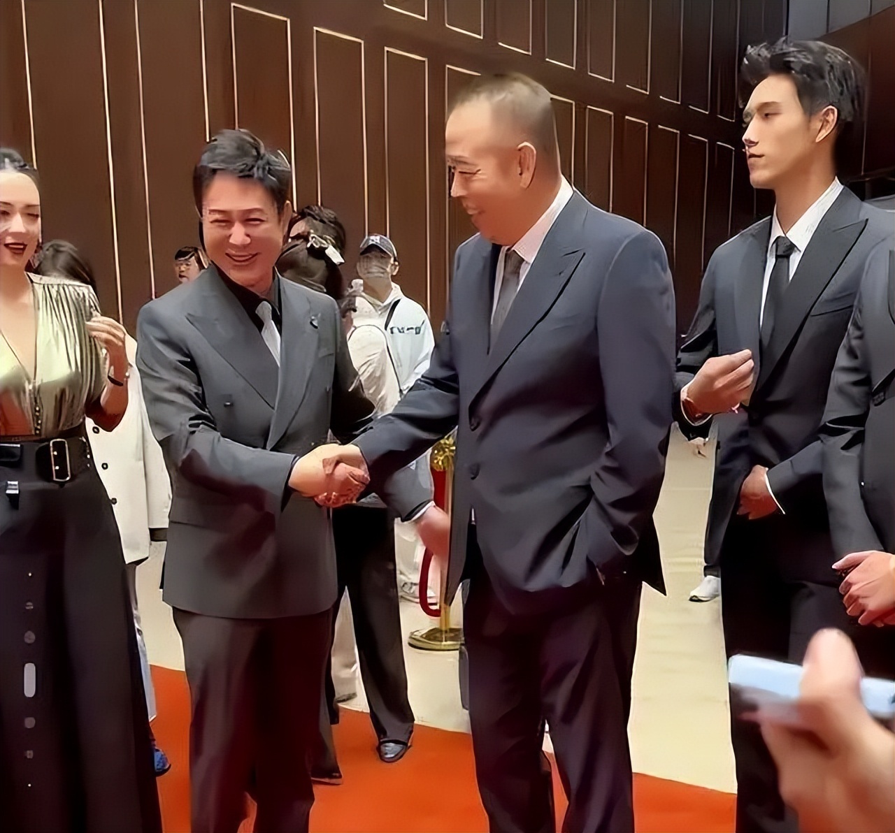 章子怡对打工人翻白眼，见外国高层就笑开了花，这态度差距网友看不下去了插图1