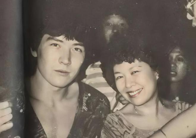 费翔62岁还没结婚？背后真相竟是他妈妈毕丽娜的半生坎坷换来的顶流传奇插图2