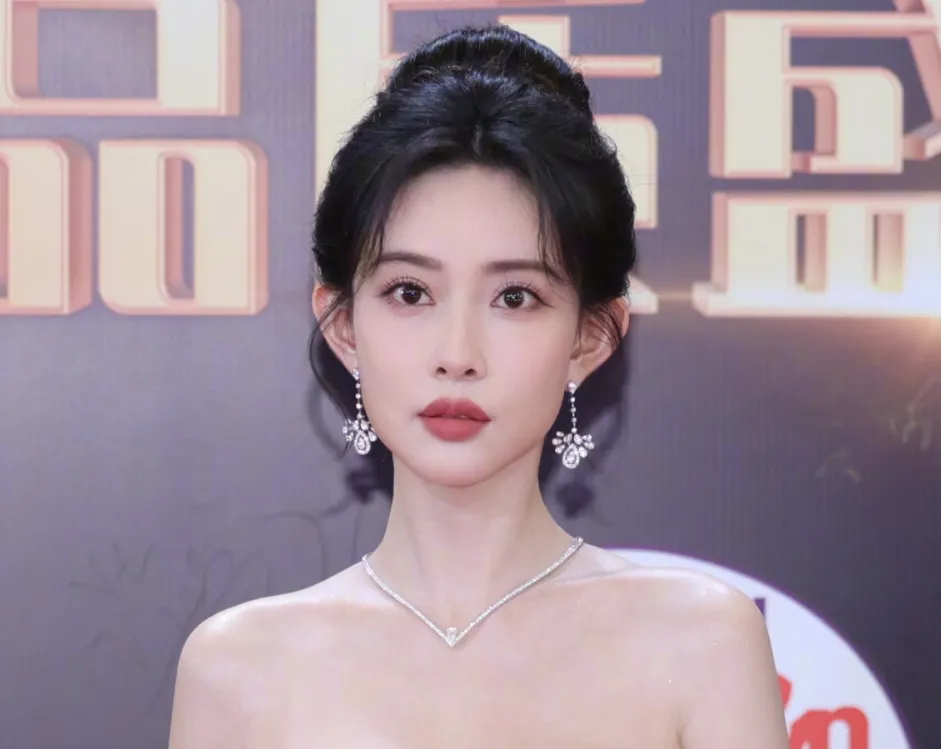 红毯现场图来啦！刘亦菲状态超好，关晓彤脖子有点短，蒋欣表情不自然插图1