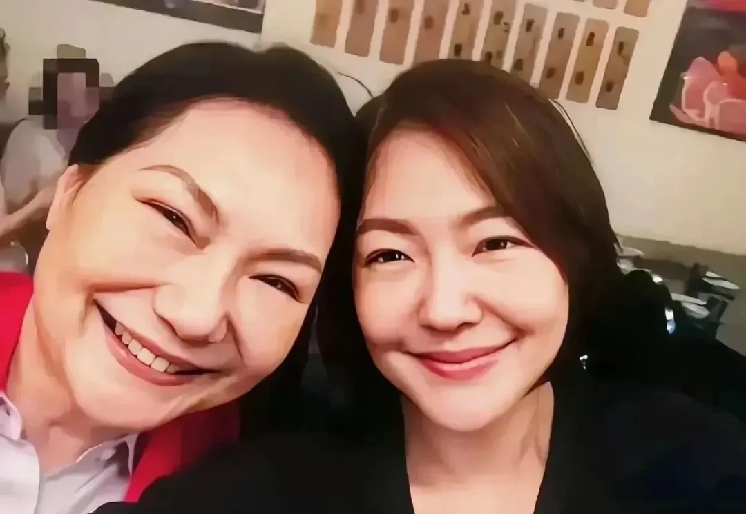 大S家被批得很惨！下葬没通知孩子，网友喊离谱，台媒和S家都没啥反应插图2