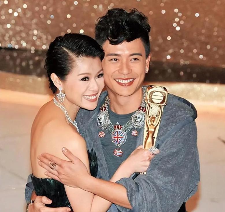 胡杏儿的老公变脸记：夜店和辣妹热舞，回家立马变成超级好老公插图1