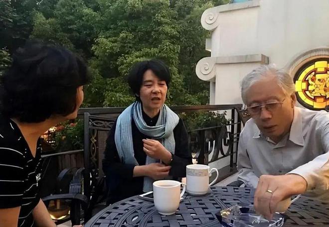 88岁康熙帝焦晃近况，烟不离手衣服都是洞插图1