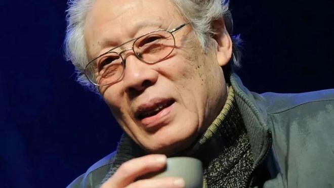 88岁康熙帝焦晃近况，烟不离手衣服都是洞插图2