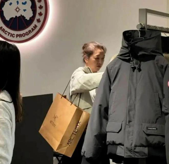 57岁的江珊和老公在韩国逛街被偶遇，背着超大购物袋满头白发插图