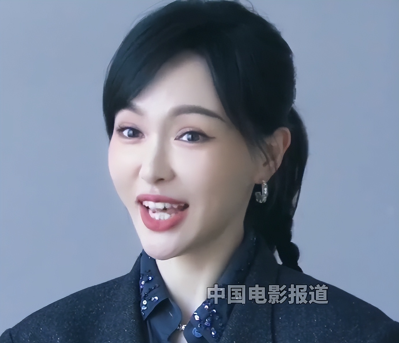 41岁唐嫣最近亮相状态超好，聊新剧时被怀疑念稿子，牙齿问题成了大家热议的焦点插图2