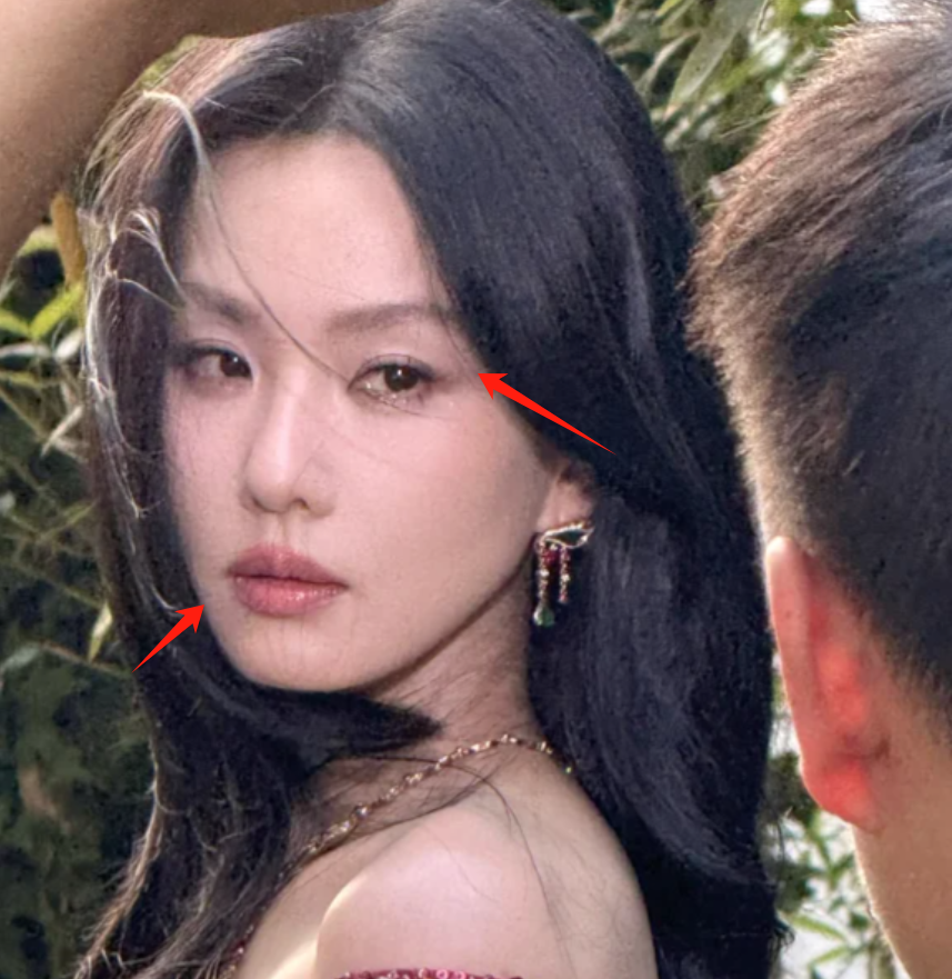 内娱也流行AI脸了！鞠婧祎看起来脸僵得像假人，刘诗诗眼角上扬明显，陈都灵变得馒头脸了插图