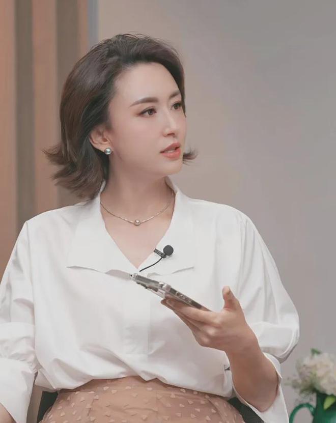 这次前央视主持人张蕾穿错裤子，扯下了中年女星的最后一块遮羞布！插图2