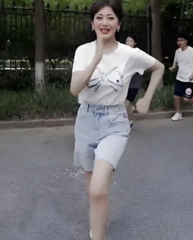 72岁的赵雅芝暴汗照被曝光！脖子上的青筋像爬满了蚯蚓，儿子搀着她冲过终点线插图