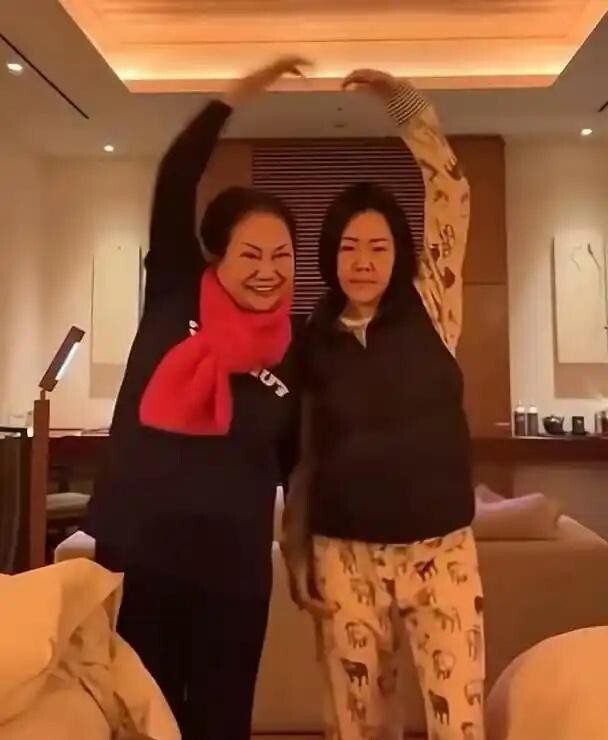 S妈状态不好，连站都成问题让人挺揪心的，小S也不愿意出门说还需要点时间恢复插图